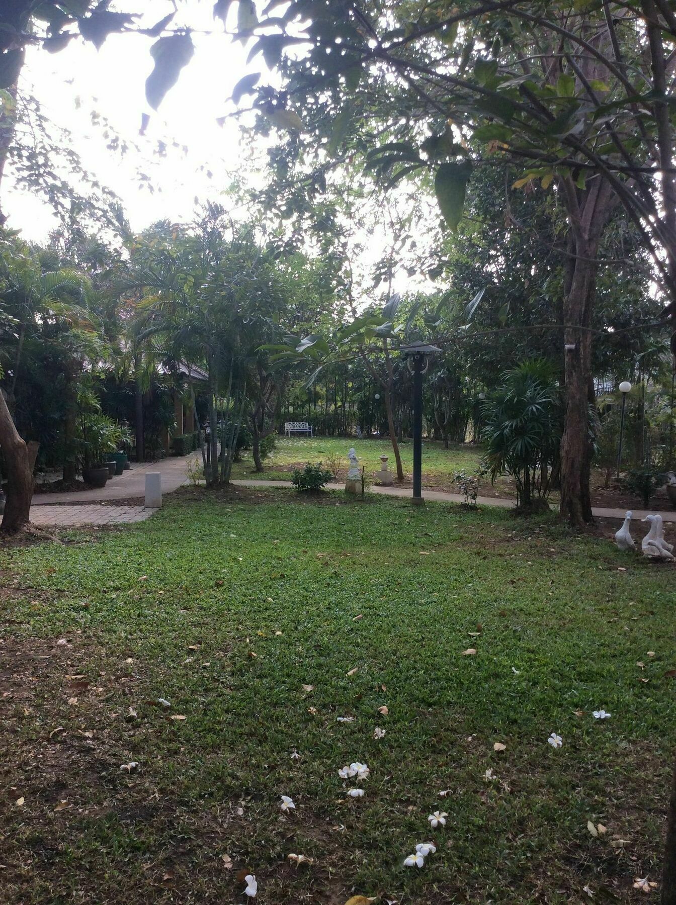 The Nine Guest House Kanchanaburi Extérieur photo